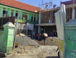 Miris Para Pekerja Proyek Perpustakaan MAN 2 Situbondo Tanpa APD Saat Bekerja