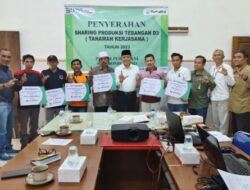 5 LMDH dan 19 Investor Terima Dana Shering Produksi Kayu  Perhutani KPH Bondowoso