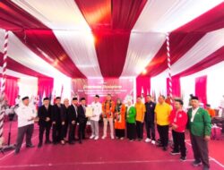 Ribuan Massa Pendukung Mengantar Pasangan Rio-Ulfiyah Mendaftar Cabub/Cawabub ke KPUD Situbondo