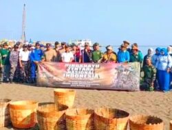 Sinergi TNI dan Masyarakat Bersihkan Pantai Jangkar Sambut HUT TNI ke-79