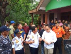 Pj. Gubernur Jawa Timur Berikan Santunan kepada Keluarga Korban Tenggelamnya KLM Fajar Lorena Safari