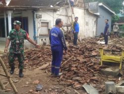 Hujan Lebat Babinsa Kendit Bergerak Cepat Atasi Rumah Roboh di Situbondo