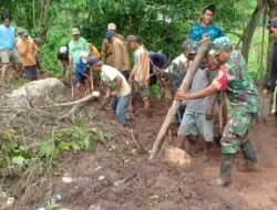 Pompa Semangat Gotong Royong, Babinsa Kodim 0823/Situbondo Pimpin Warga Bersihkan Jalan Alternatif