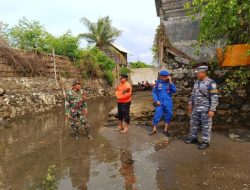 Pos TNI AL Panarukan dan SAR Gabungan Mencari Orang Hilang Saat Menjaring Ikan di Pantai Paras Situbondo