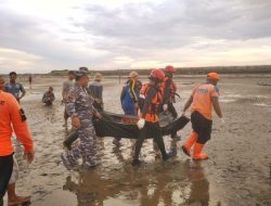 Pos TNI AL Panarukan dan SAR Gabungan Temukan Jenazah Pencari Ikan Terlilit Jaring di Pantai Paras
