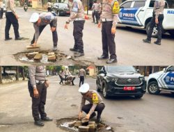 Satlantas Polres Situbondo Beri Tanda Jalan Berlubang Dalam Ops Keselamatan Semeru 2025