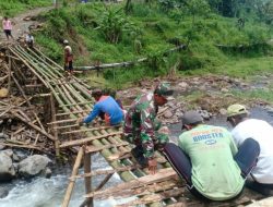 TNI dan Warga Bersatu, Babinsa Koramil 0823/14 Jatibanteng Bangun Jembatan Darurat di Desa Kembangsari