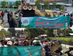 Ratusan Massa Geruduk DPRD Jatim, Desak Pecat Dan Tangkap Koruptor Dana Wasbang