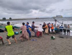 Pos TNI AL Jangkar Evakuasi Perahu Nelayan Karam Dihantam Ombak Di Perairan Jangkar