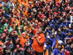 Monas Memerah! Ratusan Ribu Buruh Tumpah Ruah Di Jakarta Suarakan Enam Tuntutan kepada Presiden Prabowo Di Hari Buruh 2025