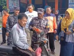 Pos TNI AL Jangkar Bersama Pemkab Situbondo Bagikan Masker Antisipasi Dampak Erupsi Gunung Raung