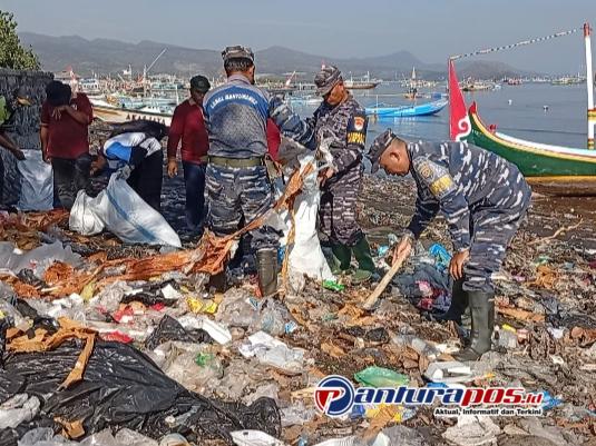 Sinergi, Bersihkan Sampah di Pelabuhan Besuki