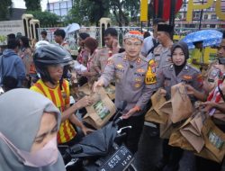 Pengendara Semringah Dapat Takjil dan Tips Aman Ramadan dari Kapolres Situbondo dan Saka Bhayangkara