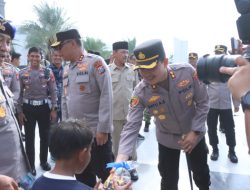 Kapolda Jatim Pantau Arus Balik di Pantura Situbondo, Sapa Pengunjung Wisata Utama Raya