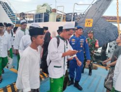 Kawal Arus Balik Santri, Polisi Berikan Pelayanan Maksimal di Pelabuhan Jangkar Situbondo