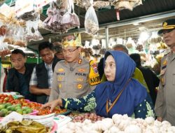 Cek Langsung Ketersediaan Sembako, Kapolres Situbondo, Tidak Ada Kelangkaan di Bulan Puasa