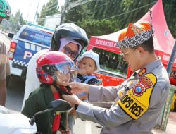 Terima Kasih Pak Kapolres!” Pemudik Dapat Kejutan Helm Gratis untuk Putrinya di Situbondo