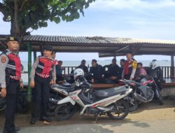 Beri Pelayanan Masyarakat, Polisi Patroli di Pantai Wisata Pathek Situbondo