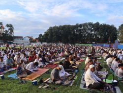 Beri Rasa Aman, Polres Situbondo Kawal Pelaksanaan Salat Idulfitri di Stadion Gelora Muhammad Saleh