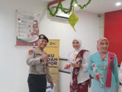 Kejutan Manis di Hari Kartini, Polisi Situbondo Bagikan Bunga untuk Perempuan Hebat