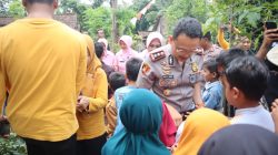 Kapolres Situbondo dan Ketua Bhayangkari Beri Bantuan Perlengkapan Sekolah kepada Anak-Anak SDN 8 Filial Curahtatal