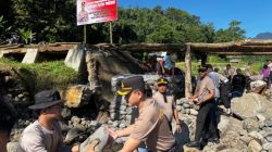 Kapolres Situbondo Pimpin Kerja Bakti Bangun Jembatan Merah Putih untuk Akses Warga dan Anak Sekolah di Jatibanteng