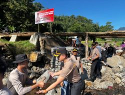 Kapolres Situbondo Pimpin Kerja Bakti Bangun Jembatan Merah Putih untuk Akses Warga dan Anak Sekolah di Jatibanteng