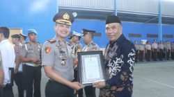 Kapolres Situbondo Beri Penghargaan Personel Berprestasi dan Masyarakat yang Membantu Tugas Polri