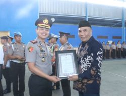 Kapolres Situbondo Beri Penghargaan Personel Berprestasi dan Masyarakat yang Membantu Tugas Polri