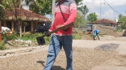 Tak Lepas Tangan, Haji Nono Zalwa Pilih Perbaiki Jalan Rusak dan Salurkan Sembako untuk Warga Jangkar