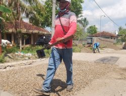 Tak Lepas Tangan, Haji Nono Zalwa Pilih Perbaiki Jalan Rusak dan Salurkan Sembako untuk Warga Jangkar