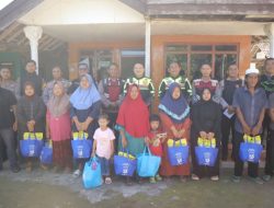 Sambil Patroli, Kapolres Situbondo Bagikan Sembako ke Warga di Pelosok Desa