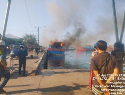 Kapal Penangkap Ikan Terbakar di Pelabuhan Mayangan Probolinggo